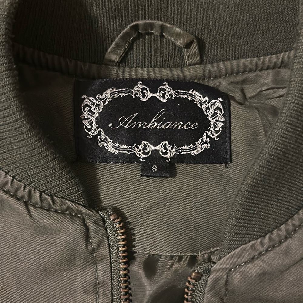 Like new dark green jacket. In great condition wore like twice.